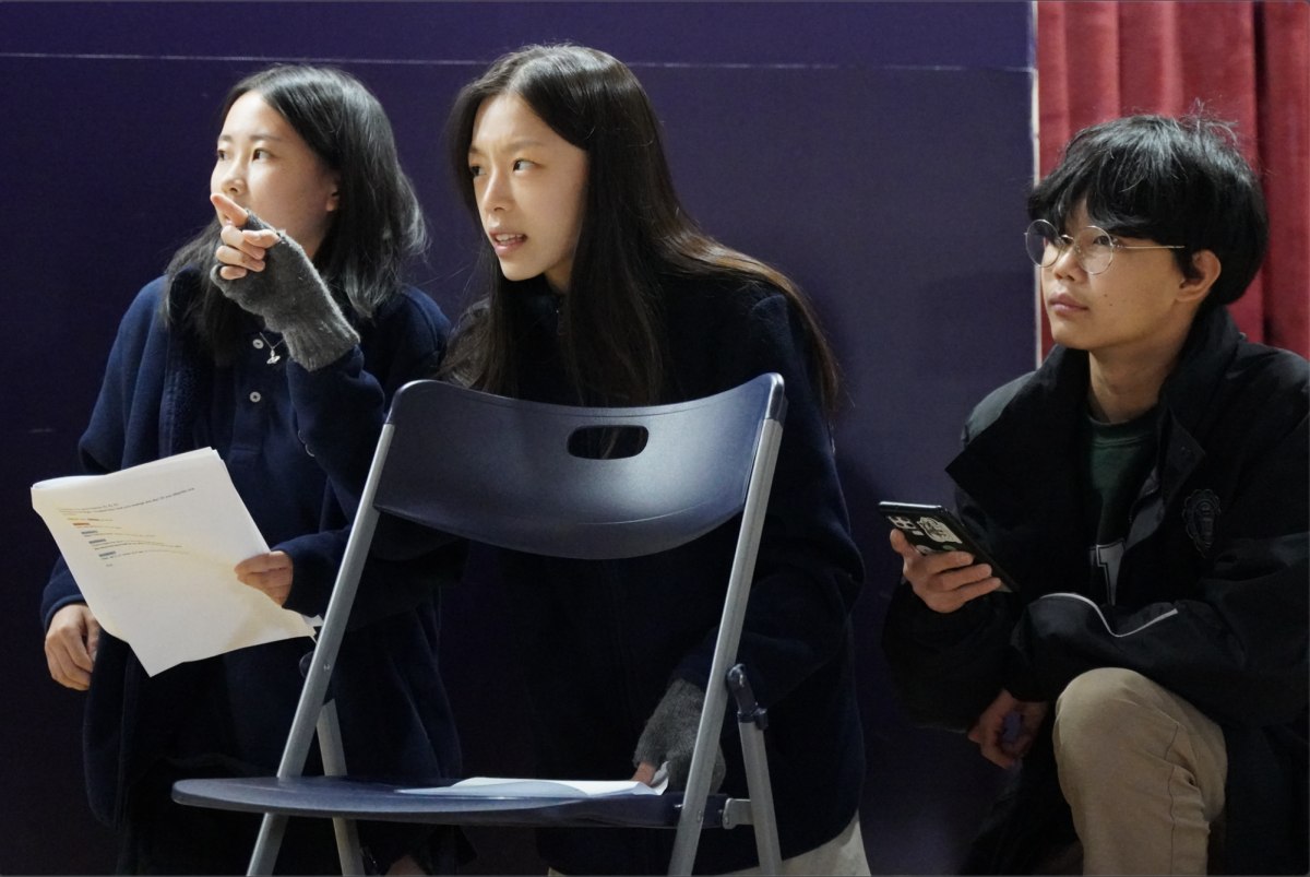 The three assassins – Sophia Yoon, Stella Lee, and Jerry Zhang - plot for the murder of Lord Banquo and Fleance. Lee points at Lord Banquo to instruct her accomplices on how to execute the act swiftly and stealthily. 